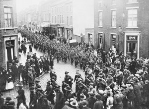 Das letzte Kontingent der 1. Division Artillerie, AIF, verlässt die Stadt, um in Charleroi den Zug nach Hause zu besteigen, Chatelineau, Belgien, 26. November 1919