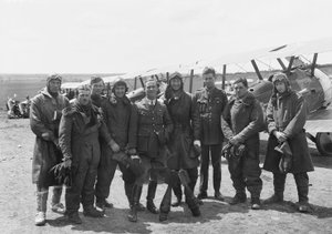 Die Offiziere von A Flight, Nr. 4 Staffel, Australisches Fliegerkorps (AFC), in voller Fliegermontur vor einer Reihe von Sopwith Camel Flugzeugen, 16. Juni 1918 von Australian Photographer