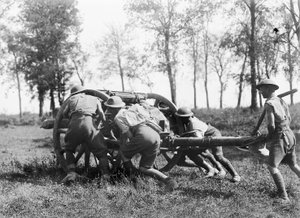 Unbekannte Mitglieder der 7. Brigade, Australische Feldartillerie, ziehen eine ihrer Kanonen in Position in der Nähe von Gressaire Wood, um die 9. Infanteriebrigade beim Angriff in der Nähe von Bray-sur-Somme zu unterstützen, 22. August