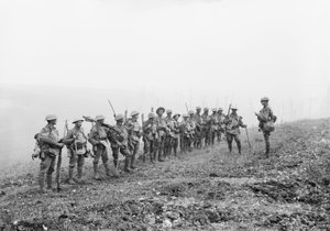 Warfusee-Abancourt, Frankreich: Leutnant Rupert Frederick Arding Downes MC spricht zu seinem Zug von B Kompanie, 29. Bataillon, während einer Pause in der Nähe der Dörfer Warfusee und Lamotte vor dem Vormarsch von Australian Photographer