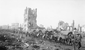 Ypern, Belgien. 18. Oktober 1917. Packmulis bringen Vorräte zur Infanterie. Beachten Sie die durch Granaten beschädigten Gebäude im Hintergrund, 18. Oktober 1917