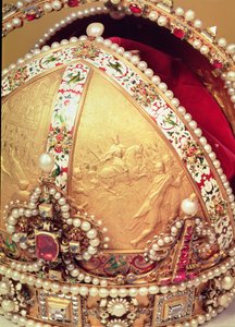 Krönungskrone von Rudolf II., Kaiser von Österreich, Detail des Goldpaneels, das König Rudolf in der Schlacht darstellt, ca. 1576 von Austrian School