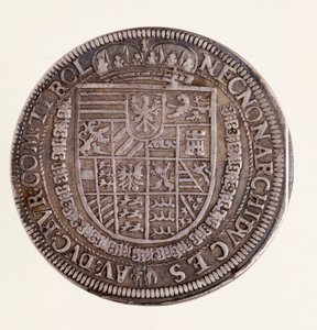 Silbermünze (Taler) aus Tirol: Regierungszeit von Kaiser Rudolf II (1552-1612). Durchm. 4 cm Neapel, Nationales Archäologisches Museum