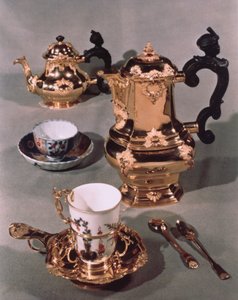 Teekanne, Zuckerdose, Schokoladenkanne und Becher, aus einem Meissener Frühstücksservice, hergestellt von Domanek, Wien, 1750 von Austrian School