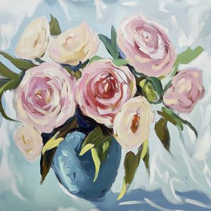 Rosa Rosen in blauer Vase
