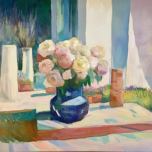 Blumen im Sonnenlicht am Fenster