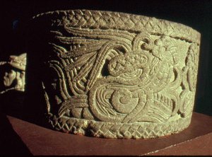 Urne mit gefiederter Schlange von Aztec