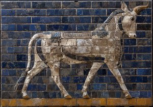 Heiliger Stier - Emailziegelreliefs vom Ischtar-Tor - Babylon - 604-562 v. Chr. - Nabuchadnezzar-Periode. Archäologisches Museum Istanbul - Ein Stier, Detail von glasierten Ziegeln, die mythologische Tiere darstellen, die den Prozessionsweg zum Ischtar-Tor