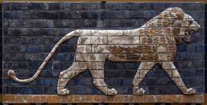 Der Prozessionsweg von Babylon, errichtet unter der Herrschaft von Nebukadnezar II. (605-562 v. Chr.): Detail des Ischtar-Tores, das einen Mosaiklöwen aus Ziegeln darstellt. Babylon - Archäologisches Museum Istanbul