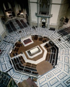 Ansicht des achteckigen Marmorchors von Baccio Bandinelli im Inneren der Kathedrale von Florenz