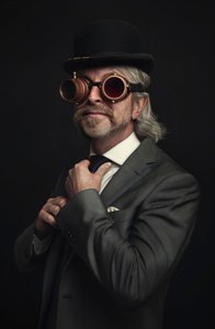 Gentleman mit Steampunk-Brille von Baden Bowen