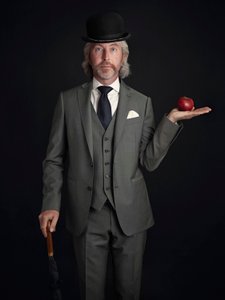 Gentleman mit Rotem Apfel von Baden Bowen