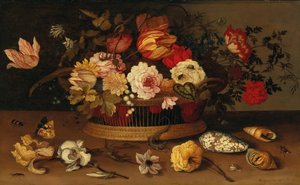 Ein Weidenkorb mit Blumen und Muscheln auf einem Steinvorsprung