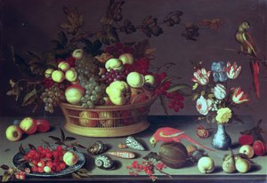 Ein Korb mit Trauben und anderem Obst