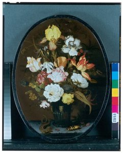 Stillleben mit Blumen in einer Glasvase auf einem Sims, mit einer Eidechse und Käfern