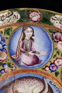 Gedeckelte Schale, Untertasse und Löffel mit astrologischer Dekoration, frühes 19. Jahrhundert von Baqir Baqir