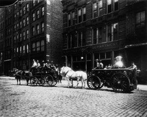 Feuerwehrautos vor dem Feuerwehrhaus Nr. 40, Chicago, Illinois, USA, ca. 1905 (s/w Foto)