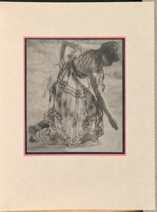 Weibliche Tänzerin als Nymphe, verbeugend von Baron Adolf De Meyer