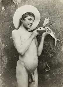 Junge mit Fisch von Baron Wilhelm von Gloeden