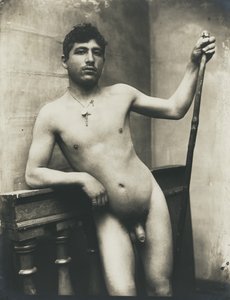 [Nackter Mann mit Stab und Kreuzkette] von Baron Wilhelm von Gloeden