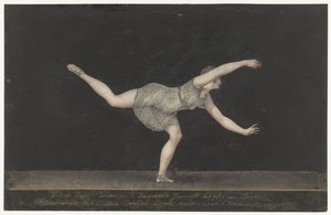 Tänzerin Annette Köbler, die Pas-de-Zephir aufführt von Bartholomeus Ziesenis