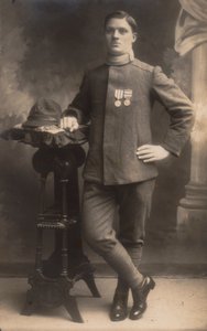 Album "Die GM R. Armee (Erster Weltkrieg)": Infanteriesoldat in Landesuniform von Battelli Battelli