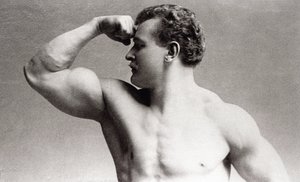 Fotografisches Porträt im Studio des deutschen Bodybuilders Eugen Sandow