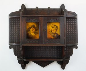 Hängeschrank mit Keramikplatten, Schnitzerei zugeschrieben Mary Madeline Nourse, Platten zu Artus van Briggle (1869-1904) 1887-99