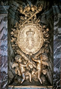 Skulptur auf dem Treppenabsatz der Escalier de la Reine, die symbolisch die Hochzeit von Ludwig XIV. und Marie-Therese von Österreich feiert von Benoit or Massou Masson