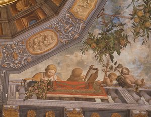 Dame, Musiker und Putten auf dem Balkon, (Detail), Ludovico il Moro Palast oder Costabili Palast, Ferrara, Italien von Benvenuto Tisi da Garofalo