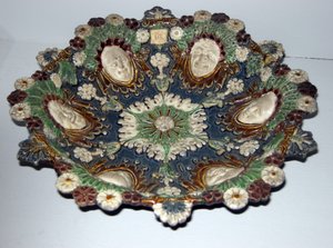 Schale mit grotesken Gesichtern (Faience) von Bernard Palissy