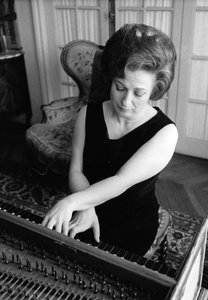 Huguette Dreyfus von Bernard Perrine