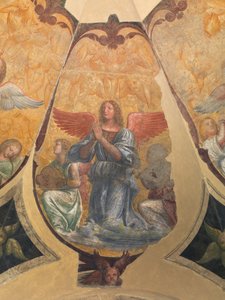 Betender Engel zwischen zwei knienden Musikern und Cherubim