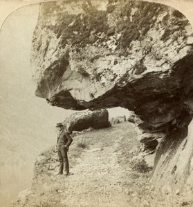 Mann auf einer Klippe mit Blick auf den Naeroyfjord, Sogne, Norwegen von Bert Underwood