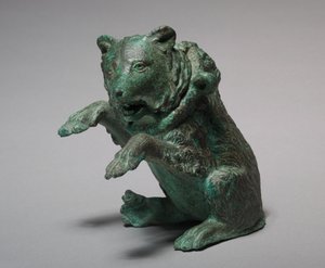 Ölampulle in Form eines tanzenden Bären, 3. Jahrhundert (Bronze)