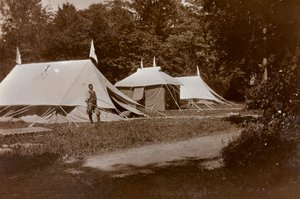 Album des Ersten Weltkriegs in Friaul-Julisch Venetien: Annahme, Chirurgie und Verband vor der Villa Brazzà, Heimat von 17 des Kriegskrankenhauses in Soleschiano Manzano, Foto vom Kirchturm aufgenommen, 05/1916 von Bietti Bietti