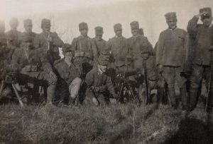 Album des Ersten Weltkriegs in Friaul-Julisch Venetien: Gruppenporträt der Kanoniersoldaten des 112. Infanterieregiments