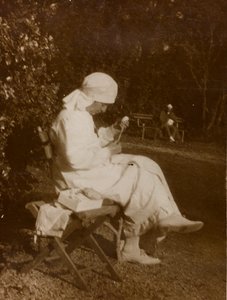 Album des Ersten Weltkriegs in Friaul-Julisch Venetien: Porträt einer Rotkreuzschwester im Park der Villa Brazzà, Heimat von 17 des Kriegskrankenhauses in Soleschiano Manzano (s/w Foto)