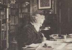 Büchersammler William Morris in seiner Bibliothek im Kelmscott House, Hammersmith von British Photographer