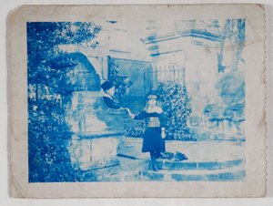 Elaine und Lancelot Grimshaw am Tor von Knostrop Hall von British Photographer