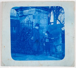 John Atkinson Grimshaw und Elaine Grimshaw am Tor von Knostrop Hall von British Photographer