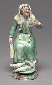 Alte Frau füttert Hühner, Staffordshire Fabrik, ca. 1770 von British School