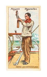 Stabszahlmeister Francis Drake, Sekretär und Schiffsmeteorologe, nimmt Meerestemperaturen von British School