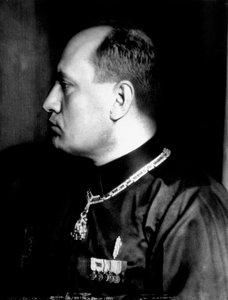 Halbporträt im Profil von Benito Mussolini in schwarzem Hemd und militärischen Auszeichnungen von Brogi Brogi