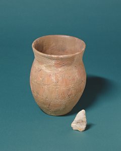 Becher, Topf und Feuersteinmesser, gefunden bei einer Bestattung in Barnwood, Gloucestershire, ca. 2000 v. Chr.