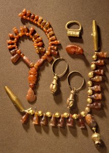 Schmuck, Kanaanäisch, aus Deir al-Balah, Gaza, ca. 14. Jahrhundert v. Chr. (Gold & Edelsteine)