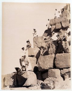 Besteigung einer Pyramide durch Touristen - Fotografie der Zangali-Brüder, Ende des 19. Jahrhunderts