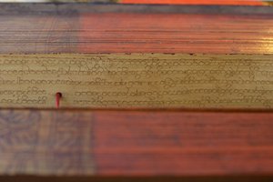 Birmanisches Palmblattmanuskript (Holz und Pergament) von Burmese School