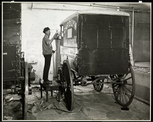 Ein Mann sprüht einen Lieferwagen der Carolyn Laundry in der 111 East 128th Street, East Harlem, New York, 1929 von Byron Company