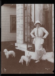 Billie Burke und zwei Hunde in Burkeleigh Crest, ihrem Haus in Hastingson, New York, 1912 von Byron Company
